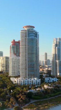 Miami Sahilleri 'nin nefes kesen hava manzarası gökyüzü ile canlı denizin buluştuğu sakin kıyı şeridi boyunca yükseliyor ve unutulmaz bir görsel ziyafet yaratıyor.