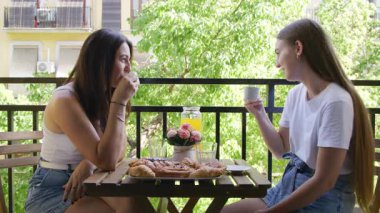 Seyahat ederken sağlıklı bir kahvaltı yapan mutlu aile portresi. Anne ve kızının taze kahve içip lezzetli hamur işleri yediği yakın plan çekimler. Yüksek kalite 4k görüntü