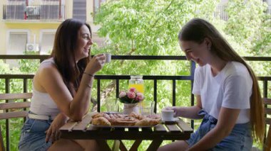 Güzel bir kadının aromalı espresso içerken yakın plan çekimleri. Arka planda kentsel manzara var. Seyahat ederken sağlıklı bir kahvaltı yapan mutlu aile portresi. Yüksek kalite 4k görüntü