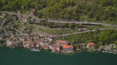 Como Gölü 'nün göz kamaştırıcı hava manzarası büyüleyici köyler, yemyeşil alanlar ve dingin su macera ve sükunet arayan gezginler için doğa ve mimarinin mükemmel bir karışımı.