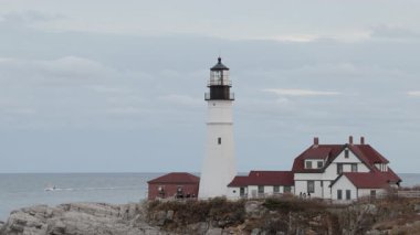 Cape Elizabeth Portland 'daki tarihi deniz fenerinde eşsiz mimari ve çarpıcı okyanus manzaraları, fotoğrafçılar ve sahil boyunca güzellik ve macera arayan kıyı kaşifleri için idealdir.