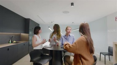 Modern bir ofiste, yetenekli profesyonellerden oluşan çeşitli bir ekip, yaratıcılığı, ileri görüşü ve üretkenliği artıran yenilikçi fikirler alışverişinde bulunuyor.