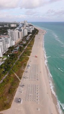 Miami Sahili 'nin gökyüzü altında gökyüzü, kumlu plajları ve turkuaz sularını gösteren havadan çekilmiş bir fotoğrafı. Rahatlamak için mükemmel bir yer. South Beach, Miami, Florida.