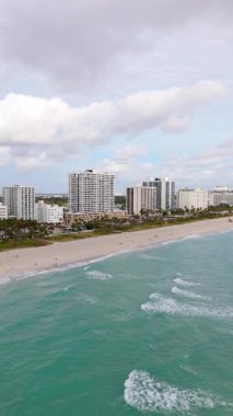 Hava manzarası Miami Sahili 'nin ufuk çizgisini vurguluyor. Yumuşak bulutlu gökyüzünün altındaki ikonik turkuaz sular büyüleyici ve büyüleyici bir atmosfer yaratıyor. South Beach, Miami, Florida. 