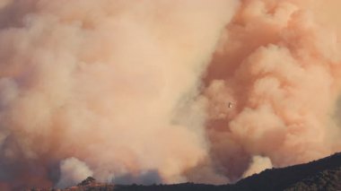 Los Angeles yakınlarındaki büyük ve saldırgan bir orman yangını evleri ve yaşamları tehdit ediyor. İtfaiyeciler toplumu korumak ve güvenliği sağlamak için alevlerle savaşırken acil hava desteğine ihtiyaç var.