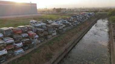 Valencia 12.01.2024. Valencia, DANA Kasırgası yüzünden büyük bir yıkımla karşı karşıya. Hasarlı araçlar etrafa saçılmış durumda. Yerel halk üzerindeki sel felaketlerinin trajik etkilerini vurguluyorlar.