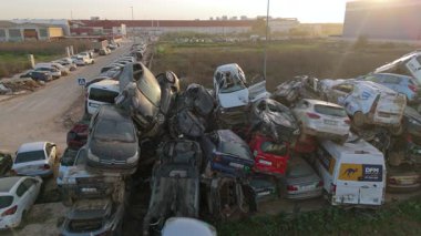 Valencia 12.01.2024 görüntüsü İspanya, Valencia 'daki DANA Kasırgası' nın trajik sonuçlarını gösteriyor. Hasarlı araba ve enkaz yığınları yerel halk üzerindeki büyük etkileri vurguluyor.