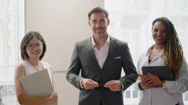 Modern bir ofiste, çeşitli bireyler, hedeflerine ve amaçlarına ulaşmak için gerekli olan güven, takım çalışması ve fikirlere saygı göstererek etkili bir işbirliği içinde çalışırlar.