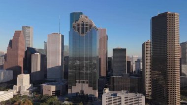 Houston şehir merkezini, çarpıcı modern mimari ve canlı şehir manzarasının çarpıcı bir manzara yaratmak için bir araya geldiği havadan görmek nefes kesici bir deneyim. Houston, Teksas, ABD