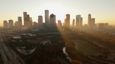 Houston şehir merkezinin nefes kesen güzelliğini gün doğumunda yaşayın. Canlı ufuk çizgisi ve doğal çevrenin göz kamaştırıcı bir görüntüsü var. Unutulmaz, duyusal bir deneyim için Teksas, ABD.