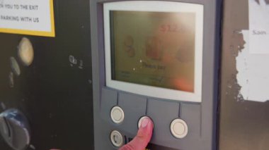 Otomatın verilerini elle girin. Park yeri, cihaz, tuşlara basma, park yeri. 4K yüksek kaliteli görüntü. Park sayacı. Los Angeles California