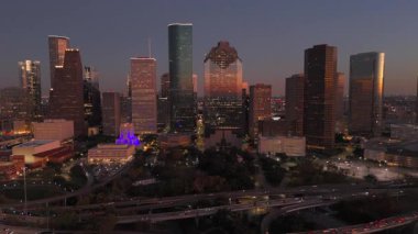 Houston şehir merkezinin hava görüntüsü alacakaranlıkta ışıl ışıl parlıyor, güzel, çarpıcı bir mimari, canlı şehir hayatı, ve büyüleyici ışık ve gölge karışımı, Houston, Texas, ABD
