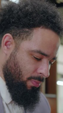 Gösterişli bir sakalı olan hırslı bir Afro-Amerikan işadamı, profesyonellik, bağlılık ve adanmışlık saçan modern bir çalışma alanına odaklanmış durumda.