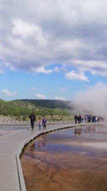 Bu resim, jeotermal özellikleri, canlı manzaraları ve doğal güzelliği ile tanınan Yellowstone Ulusal Parkı 'nın nefes kesici manzarasını gözler önüne seriyor.