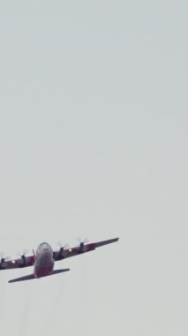 İtfaiyeciler şu anda Los Angeles 'ın Palisades bölgesinde önemli bir yangınla uğraşıyorlar. Yangının etkili şekilde kontrol altına alınması ve yönetilmesi için hava desteğini kullanıyorlar.