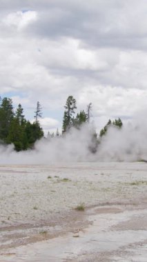 Yellowstone Ulusal Parkları 'nın çarpıcı jeotermal özelliklerini keşfedin. Değişik manzaralardan yükselen sıcak buharla, eşsiz deneyimler arayan tüm ziyaretçileri ve maceracı ruhları büyüleyin.