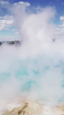 Gerçekten büyüleyici ve büyüleyici bir manzara. Titreşen suların ve zarif buharın nefes kesen Yellowstone Milli Parkı 'ndaki güzel bir kaplıcadan yükselişi.