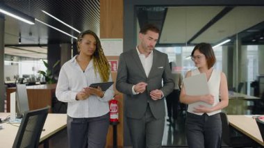 Çok yetenekli profesyonellerden oluşan çeşitli gruplar, işbirliği, yaratıcılık ve takım çalışması ilkelerini somutlaştıran modern ofis alanlarında yürürken düşünceli bir tartışmaya girişirler.