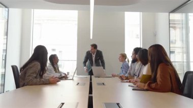Kızgın Patron ve bir grup iş adamı, finansal verilerin analizi ve yorumlanması ve organizasyonları için optimal sonuçların güvence altına alınması için yüksek teknoloji konferans salonunda bir araya geldiler.