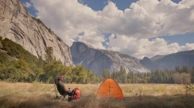 Yosemite Ulusal Parkı 'nın güzelliğini tecrübe edin. Kamp, heyecan verici yürüyüşler, El Capitan ve Half Dome gibi büyüleyici manzaralar, doğada unutulmaz anlar yaratıyor.