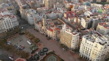 Bu hava manzarası Valencias 'ın canlı kalbini gözler önüne seriyor. Plaza de la Virgen, Santa Maria Katedrali ve etkileyici Generalitat Sarayı gibi tarihi yapılarla.