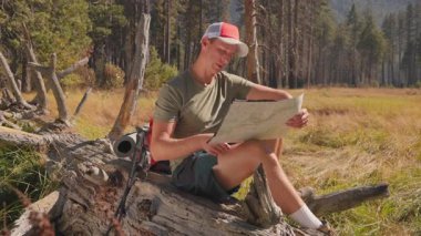 İnsanoğlu, doğanın nefes kesici güzelliği ile çevrili büyüleyici Yosemite Ulusal Parkı 'nda hak ettiği molası verirken detaylı bir haritayı incelemeye dalmıştır.