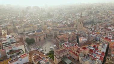 Valencia 'nın tarihi bölgesinin nefes kesici hava manzarasına bakın. Canlı ve hayat dolu Plaza de la Virgen' i ve Santa Maria Katedrali 'ni gözler önüne seriyor.