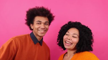 Evli bir erkek ve kadının güzel ve neşeli bir portresi. Sevgililer Günü 'nü birlikte kutlayan neşeli karı ve kocanın yakın çekimi. Yüksek kalite 4k görüntü