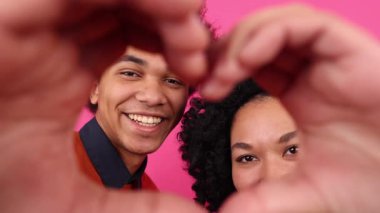 Sevgililer Günü 'nü birlikte kutlayan neşeli karı ve kocanın yakın çekimi. Afrika kökenli Amerikalı bir çiftin birbirlerini öptüğü portre. Yüksek kalite 4k görüntü