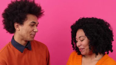 Birbirlerini öpen ve kameraya bakan güzel, evli bir çiftin portresi. Genç erkek ve kız arkadaşının parıltıların tadını çıkarırken yakın plan çekimleri. Yüksek kalite 4k görüntü