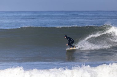 Yetenekli bir sörfçü, canlı bir okyanusta sörf tahtasında güçlü bir dalgayla sörf yapar. Büyüleyici bir deniz manzarasının ortasında sörfün heyecanını ve sanatını takdir edenleri büyüler.