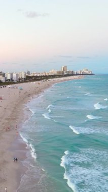 Miami Sahilleri 'nin çarpıcı turkuaz sularını ve lüks manzaralarını görüntüleyen bir hava çekimi, burayı rahatlama, macera ve eğlence dolu deneyimler için ideal bir yaz tatili merkezi olarak gösteriyor.