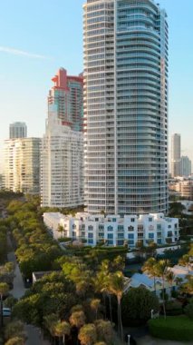 Miami Plajı 'nın bu çarpıcı hava manzarası etkileyici modern gökdelenlerinin yanı sıra bereketli, canlı manzaralar sergiliyor. Floridas' ın popüler sahil şehrinin cazibesini güzel bir şekilde vurguluyor.