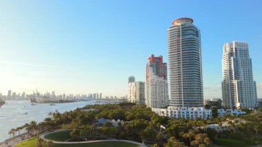 Havadan bakıldığında Miami Sahili ve Güney Sahili 'nin dinamik cazibesi, Miami' nin göz kamaştırıcı silüeti ve hareketli kıyı şeridi, Florida, ABD 'de lüks bir seyahat merkezi olarak gösteriliyor.