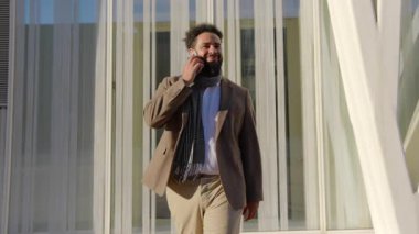 Başarılı bir Afro-Amerikan işadamı önemli bir telefon görüşmesine güven ve profesyonellik yayar. Çevresindeki herkese pozitif enerjisiyle ilham verir.