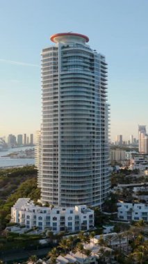 Miami 'deki lüks bir kulenin çarpıcı hava manzarası modern mimarisini güzel Miami siluetinin ortasında sergiliyor.