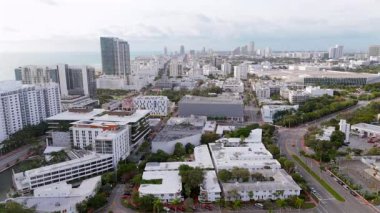 Canlı bir Miami Beach mahallesinin nefes kesici hava manzarasını keşfetmek için bir dakikanızı ayırın. Lüks evleri, havuzları ve bu bölgeyi tanımlayan verimli tropikal manzaraları gözler önüne serin.