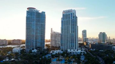 Şok edici günbatımı görüntüsü Miami Sahili ikonik siluetini ve sahil şeridini gösteriyor. South Beach 'te lüks bir seyahat, rahatlama, heyecan ve macera için ideal bir yaz tatili. Florida, ABD