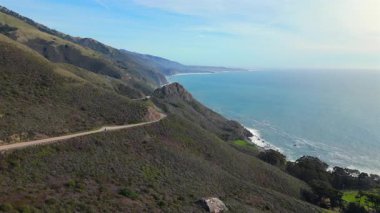 Çarpıcı hava görüntüleri, Kaliforniya 'nın çarpıcı Big Sur kıyı şeridinde zarif bir şekilde esen 1. Otoyol' u yakalıyor. Doğanın eşsiz ve büyüleyici güzelliğini gözler önüne seriyor.