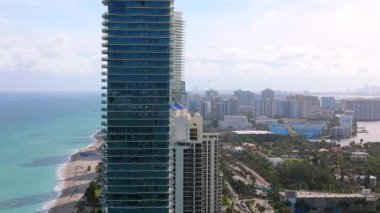 Bu büyüleyici hava manzarası, güzel yüzme havuzları, yüksek palmiye ağaçları ve güzel sahil manzarası boyunca uzanan bir dizi botla dolu lüks bir Miami Beach mahallesini gözler önüne seriyor.