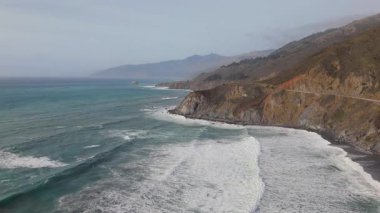 Büyük Sur, California 'nın güzelliğini, 1. Otoyol boyunca hava manzaralı, çarpan dalgaların ve yükselen kayalıkların çarpıcı manzaralı manzaralı manzarasıyla yaşayın.