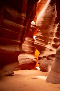 Antilop Kanyonu 'ndaki eşsiz kaya oluşumlarından yansıyan çarpıcı ışık desenlerini keşfedin. Tüm ziyaretçileri büyüleyen bu nefes kesici yerde güzellikler sergiliyorsunuz.