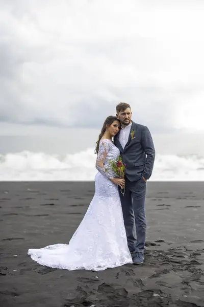Reynisfjara Kara Kum Sahili 'nde nefes kesen bir düğün hayal edin. Her an muhteşem doğal güzellikler arasında sonsuz aşkı kutluyor. Bu da ortamı unutulmaz kılıyor.