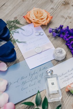 Göz kamaştırıcı bir düğün dairesinin cazibesini keşfedin. Parlak nişan yüzükleri, canlı çiçekler ve enfes bir parfüm tüm düğün planlama meraklıları için ilham verici bir yaratıcılık.