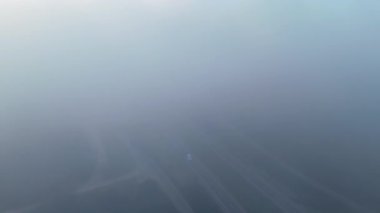 Nefes kesen hava görüntüsü, manzarayı güzelleştiren açık ve güneşli bir gökyüzünün altında gizemle çevrili tepelerin ve görkemli dağların güzelliğini ustalıkla yakalıyor.