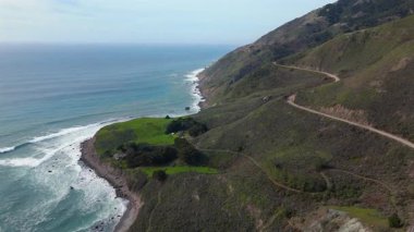 Bu nefes kesici hava görüntüsü Big Sur, California 'da çarpıcı 1. Otoyol' u, dramatik kıyı manzarasını, karmaşık dolambaçlı yolları ve bölgenin doğal güzelliklerini gözler önüne seriyor.