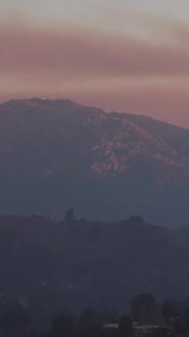 Bu çarpıcı görüntü Los Angeles 'taki sakin Palisades' i yakalıyor. Bu çalkantılı zamanlarda itfaiyecilerin yabanıl yangınlarla savaşıp toplumu korumanın azmini ve cesaretini vurguluyor.