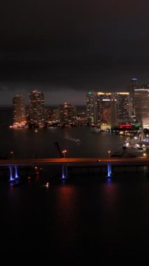 Nefes kesen bir hava görüntüsü, Miamis 'in muhteşem ufuk çizgisini gece canlı bir şekilde yakalar. Şehrin canlı ışıklarını ve aşağıdaki hafifçe akan suları gözler önüne serer. Büyüleyici manzarayı daha da güzelleştirir.