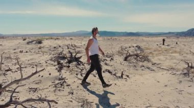 Yalnız bir adam çorak bir çölde zorlu bir yolculuğa çıkıyor. Issız, posttapokaliptik bir dünyada dayanıklılığını sergiliyor. Toz, kuru dallar ve affetmeyen, sonsuz bir manzara.