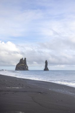 Reynisfjara Kara Kum Sahili 'nin göz kamaştırıcı zeminine karşı yapılan fevkalade bir düğün sahnesinin büyüleyici büyüsünü yakalayın. Güzel İzlanda' da nefes kesici bir yerdir.